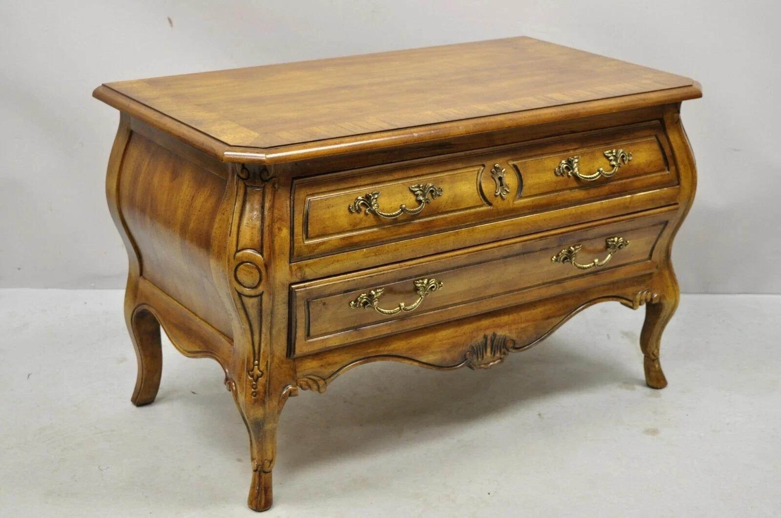 Vintage Drexel Heritage French Provincial Fruitwood Bombe Low Commode Nightstand Chest. Cet article se caractérise par un plateau à bandes, une construction en bois massif, un beau grain de bois, des détails joliment sculptés, 2 tiroirs à queue
