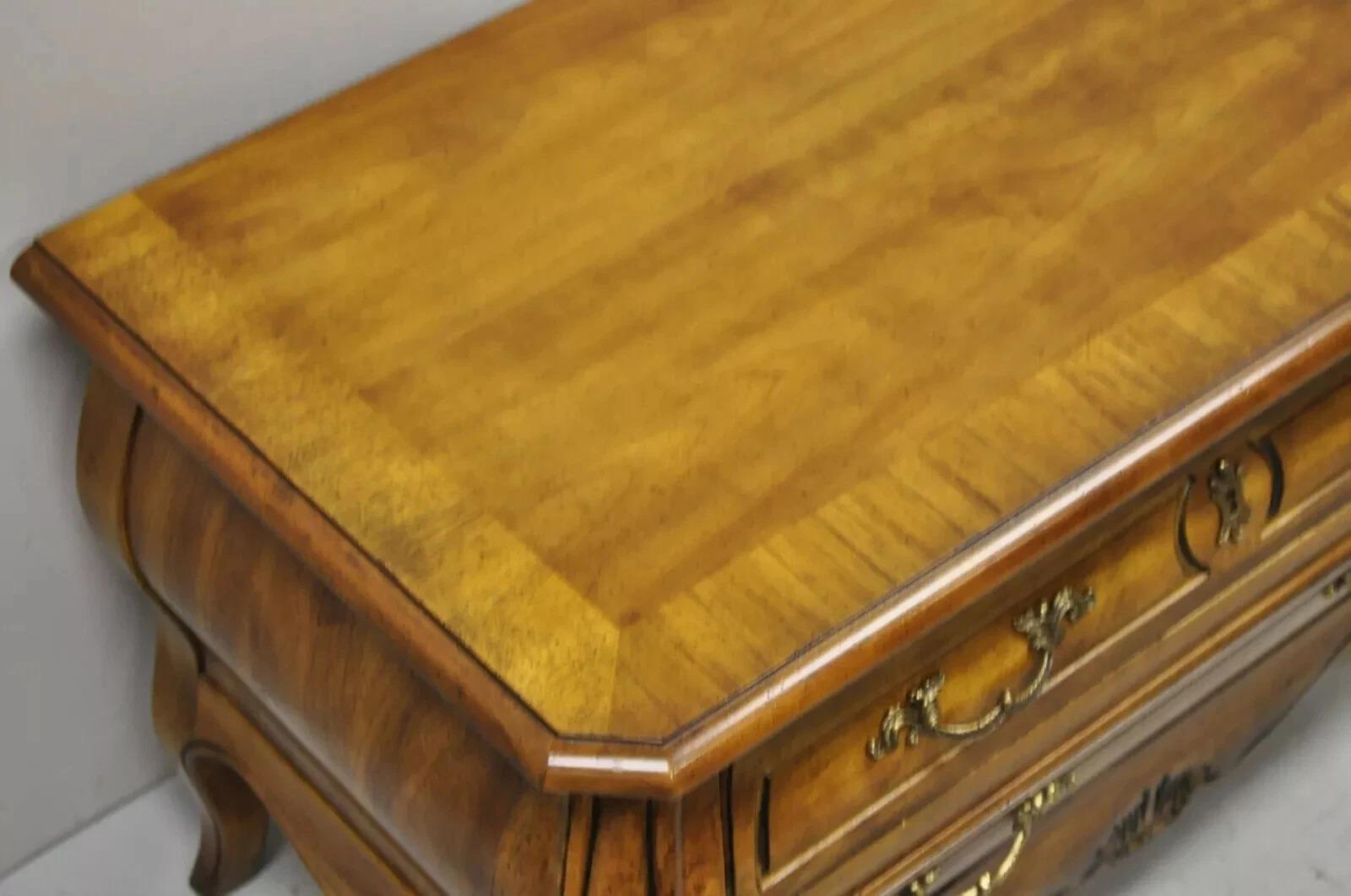 Drexel Heritage Commode basse en bois de fruitier à bombe, de style provincial français, table de nuit Bon état - En vente à Philadelphia, PA