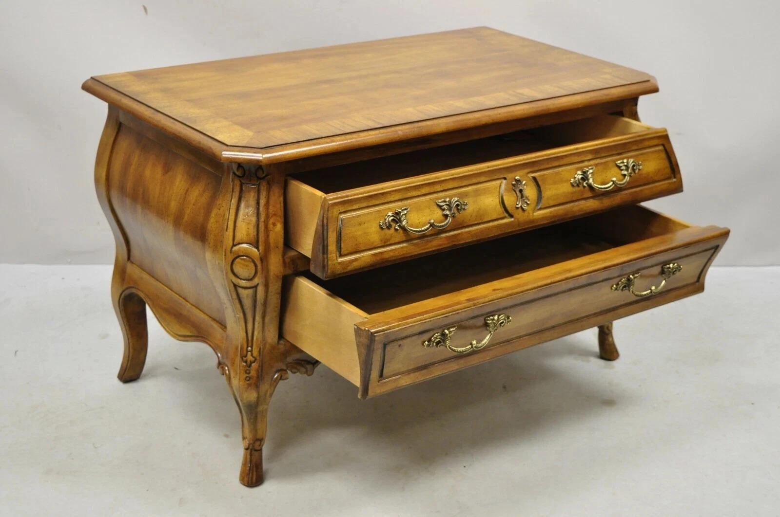 Bois Drexel Heritage Commode basse en bois de fruitier à bombe, de style provincial français, table de nuit en vente