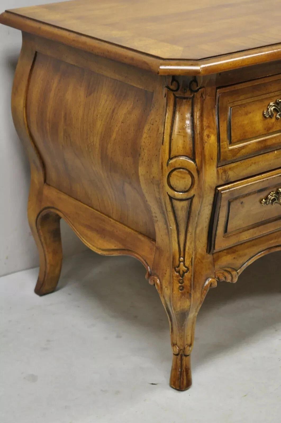 Inconnu Drexel Heritage Commode basse en bois de fruitier à bombe, de style provincial français, table de nuit en vente