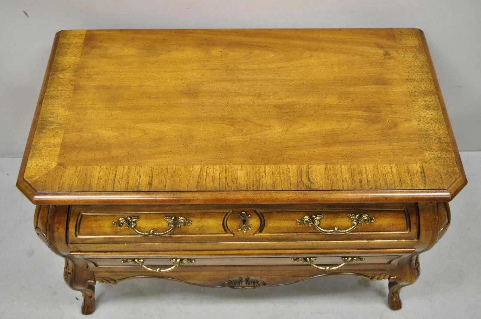 20ième siècle Drexel Heritage Commode basse en bois de fruitier à bombe, de style provincial français, table de nuit en vente