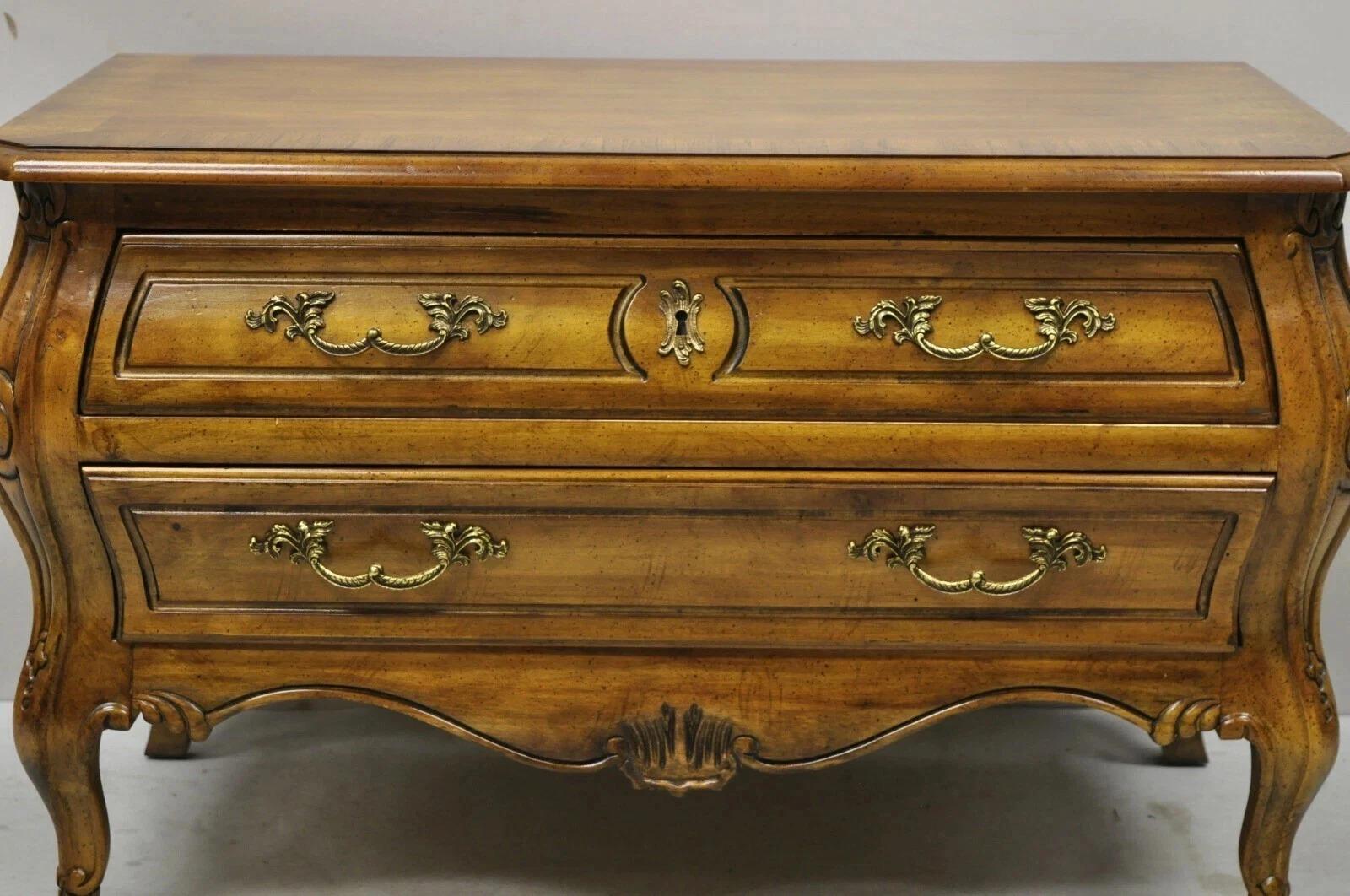 Autre Drexel Heritage Commode basse en bois de fruitier à bombe, de style provincial français, table de nuit en vente