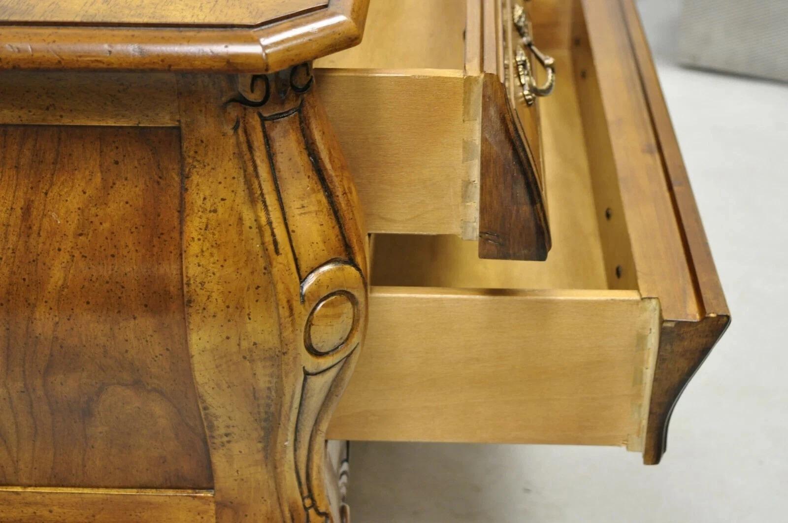 Drexel Heritage Commode basse en bois de fruitier à bombe, de style provincial français, table de nuit en vente 2