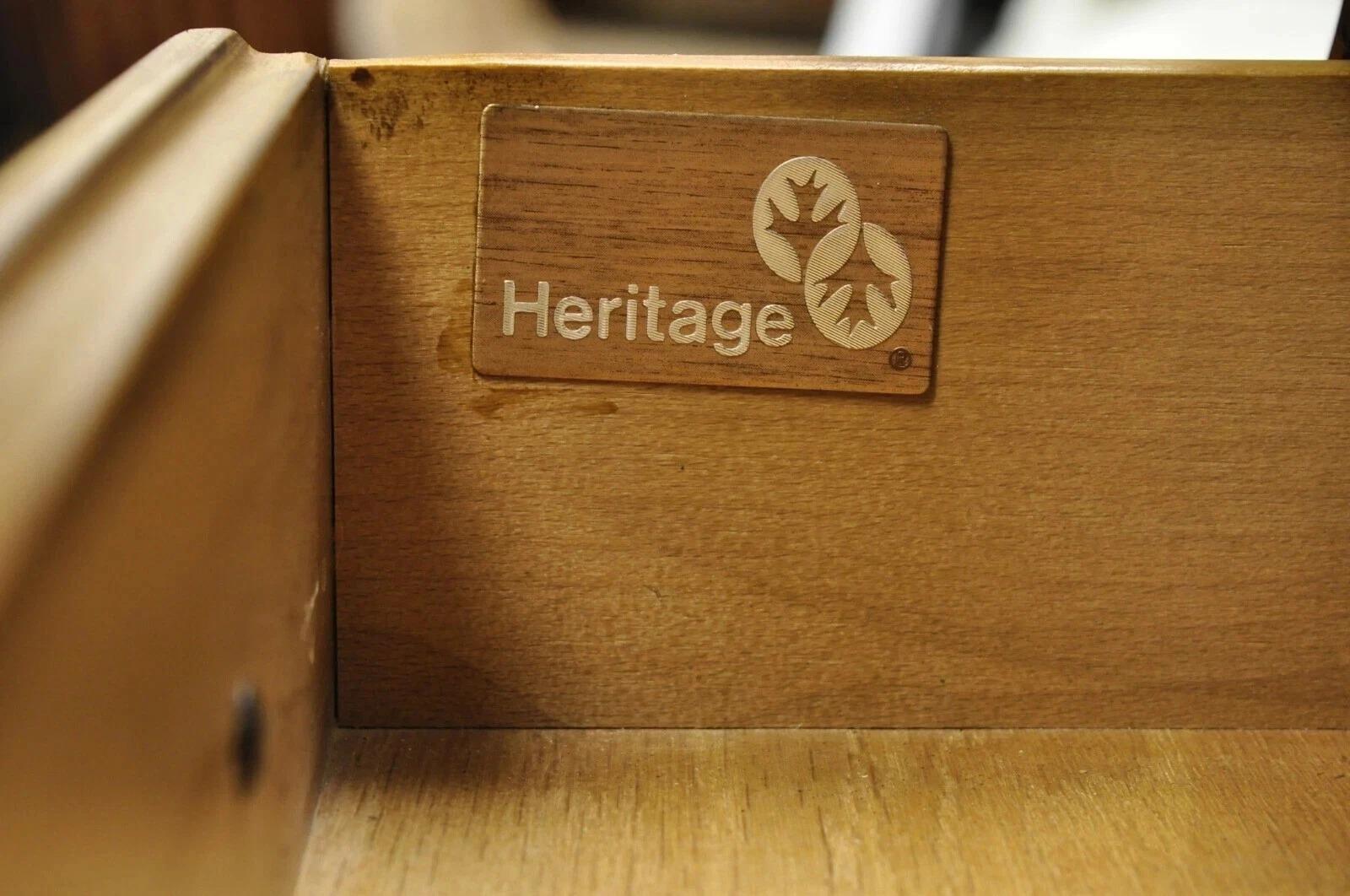 Drexel Heritage Commode basse en bois de fruitier à bombe, de style provincial français, table de nuit en vente 1