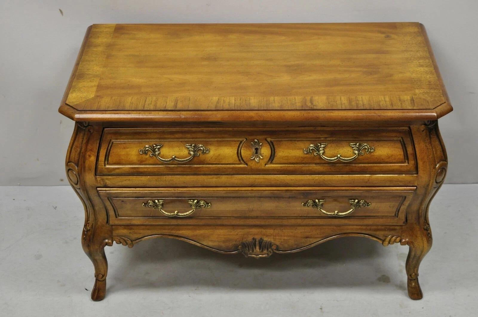 Drexel Heritage Commode basse en bois de fruitier à bombe, de style provincial français, table de nuit en vente 3