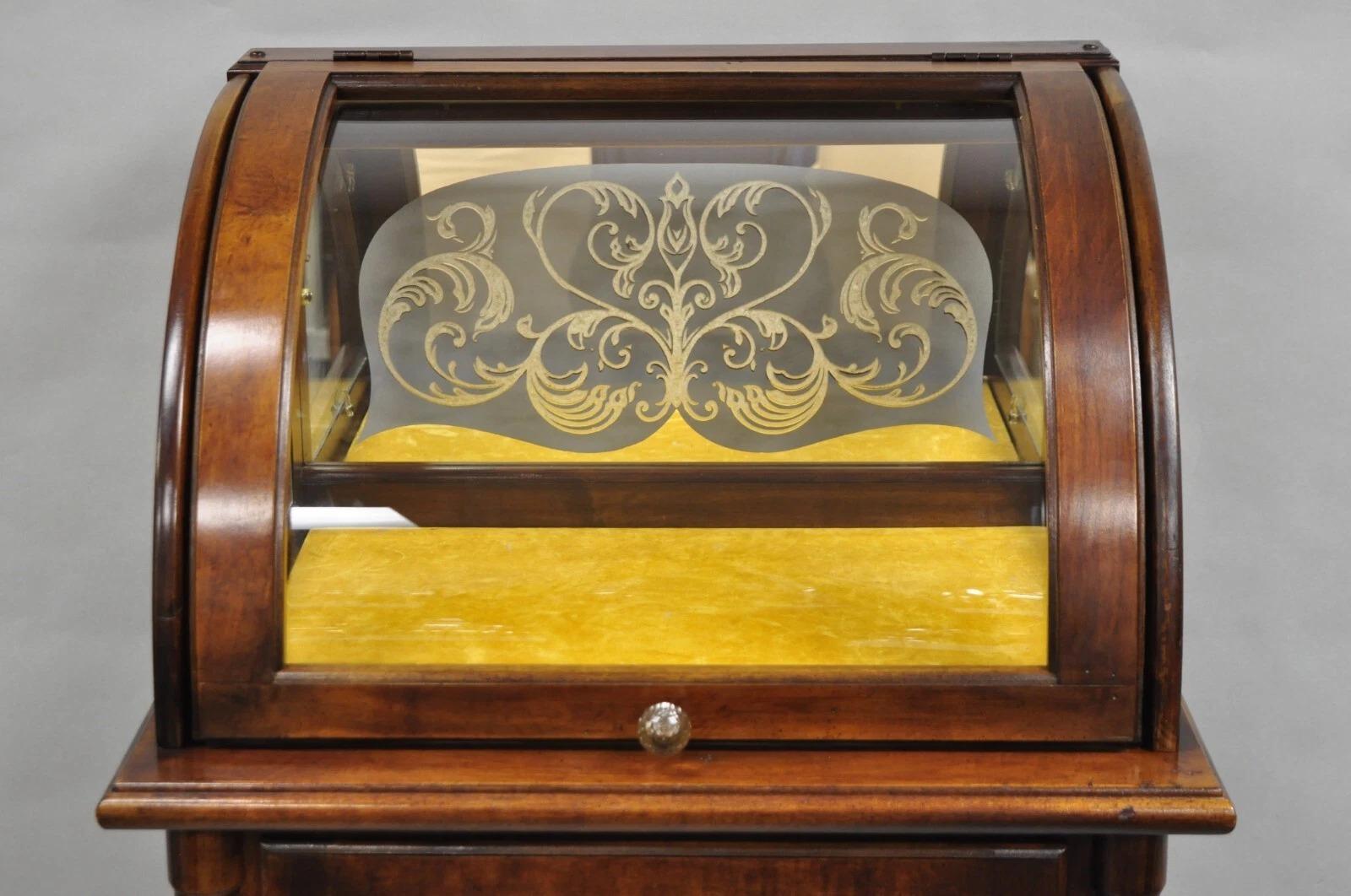 Vittoriano Vetrinetta stretta in stile vittoriano in legno di ciliegio con vetro curvo illuminato in vendita