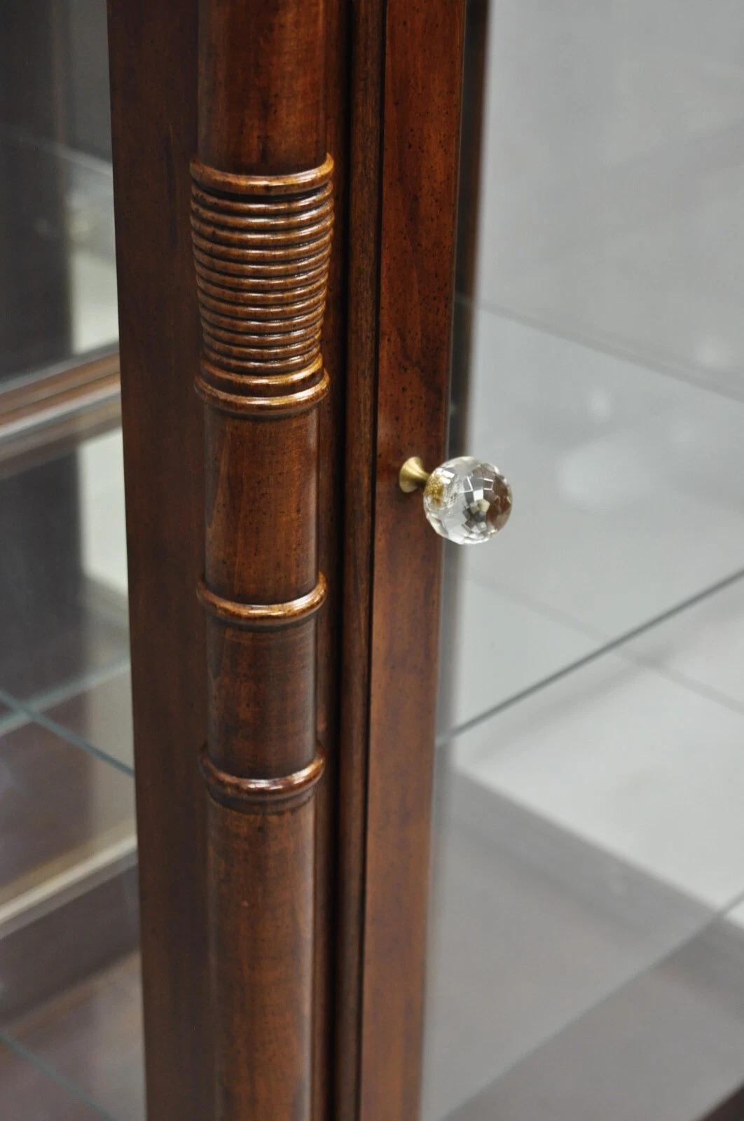 XX secolo Vetrinetta stretta in stile vittoriano in legno di ciliegio con vetro curvo illuminato in vendita