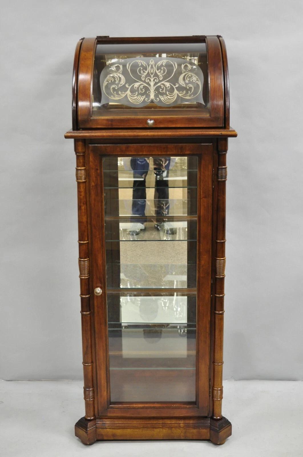 Vetrinetta stretta in stile vittoriano in legno di ciliegio con vetro curvo e illuminazione. L'articolo presenta un espositore superiore in vetro curvo con porta, una struttura in legno di ciliegio, un interno illuminato e 4 ripiani in vetro (un