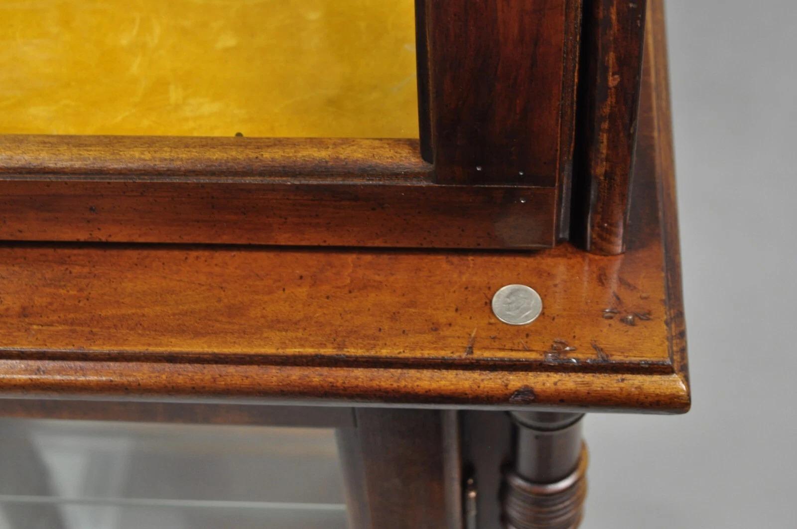 Vetrinetta stretta in stile vittoriano in legno di ciliegio con vetro curvo illuminato in vendita 2