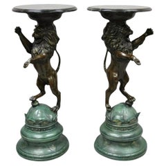 Tavolo con piedistallo in bronzo con figura di leone e piano in marmo in stile Reggenza di P.J Mene, coppia