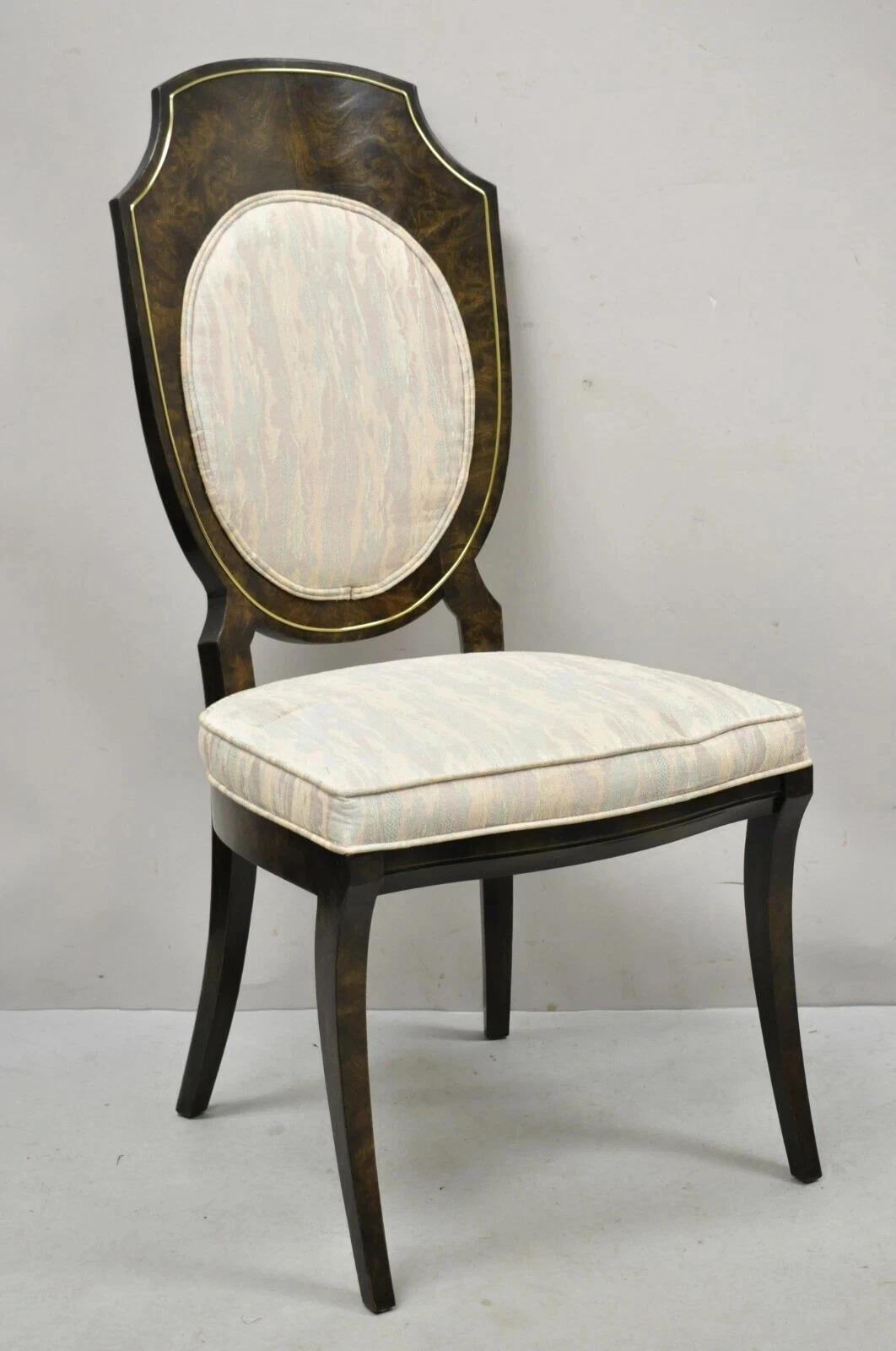 Vintage Mastercraft Amboyna Wood Brass Trim Oval Back Dining Chairs - Set von 4. Listing umfasst (4) Seite Stühle, gepolsterte ovale Rücken, formschöne Säbel Beine, Messing trimmen, Massivholzrahmen, Qualität amerikanischer Handwerkskunst. CIRCA