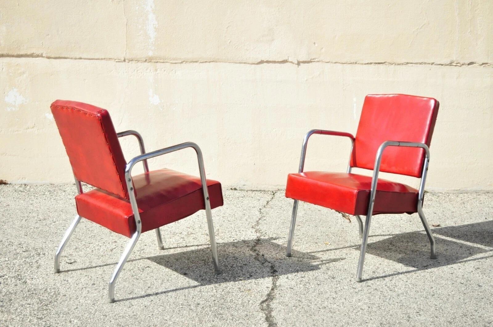 Lovanat d'epoca Art Deco in acciaio e metallo rosso e coppia di sedie da salotto - set da 3 pezzi di Yale.  L'articolo comprende (1) divano, (2) poltrone, tappezzeria originale in Naugahyde rossa, un set vintage molto bello, di qualità artigianale