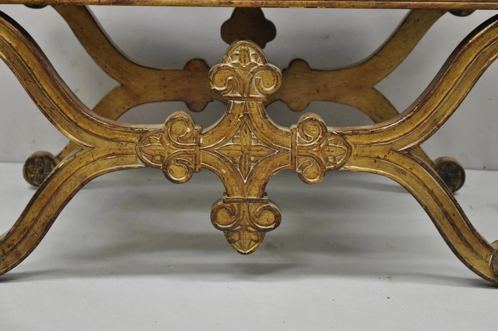 Inconnu Vieux banc de tabouret Regency espagnol en bois sculpté avec cadre en X et tapissé d'or en vente