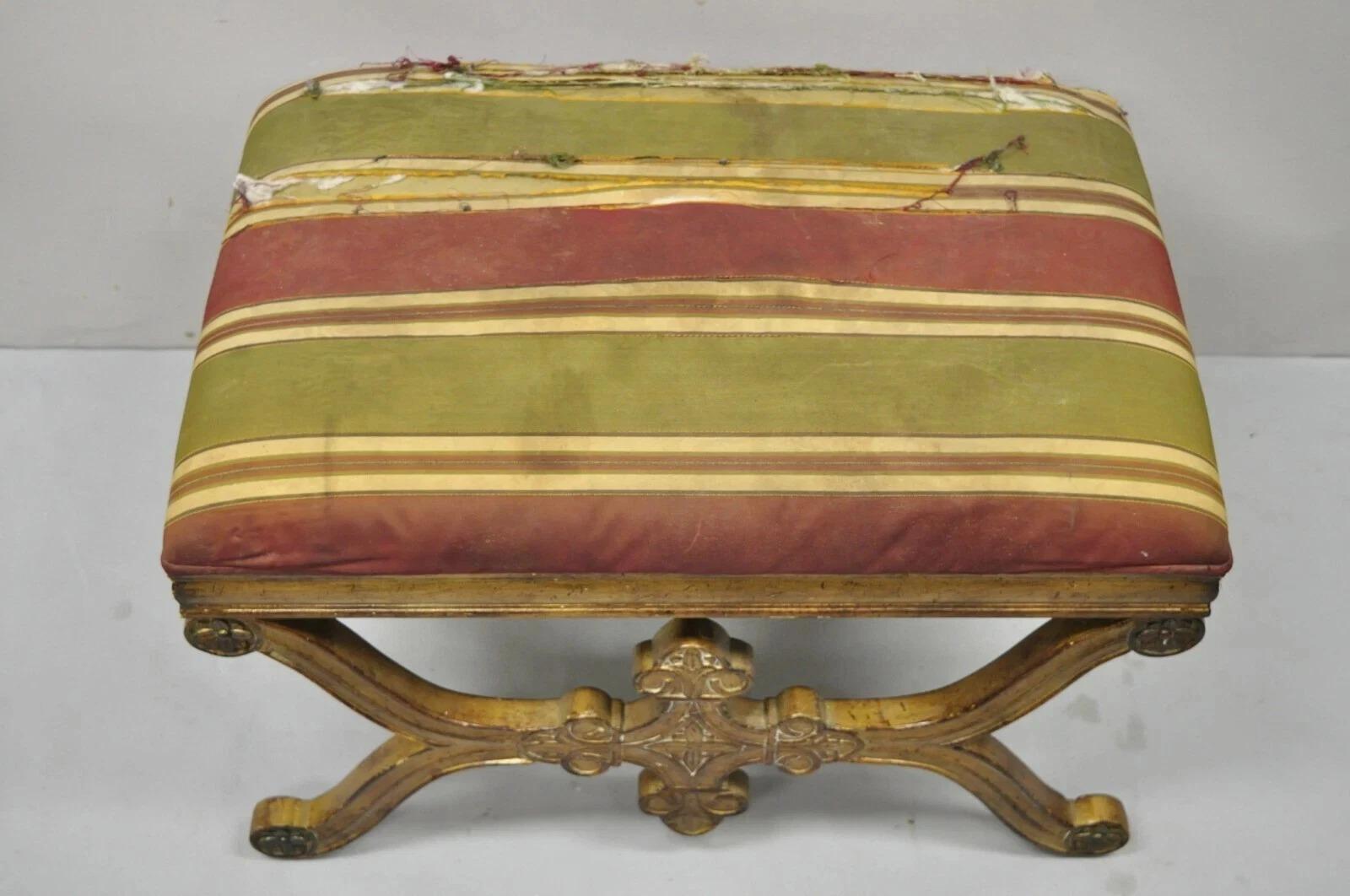 20ième siècle Vieux banc de tabouret Regency espagnol en bois sculpté avec cadre en X et tapissé d'or en vente