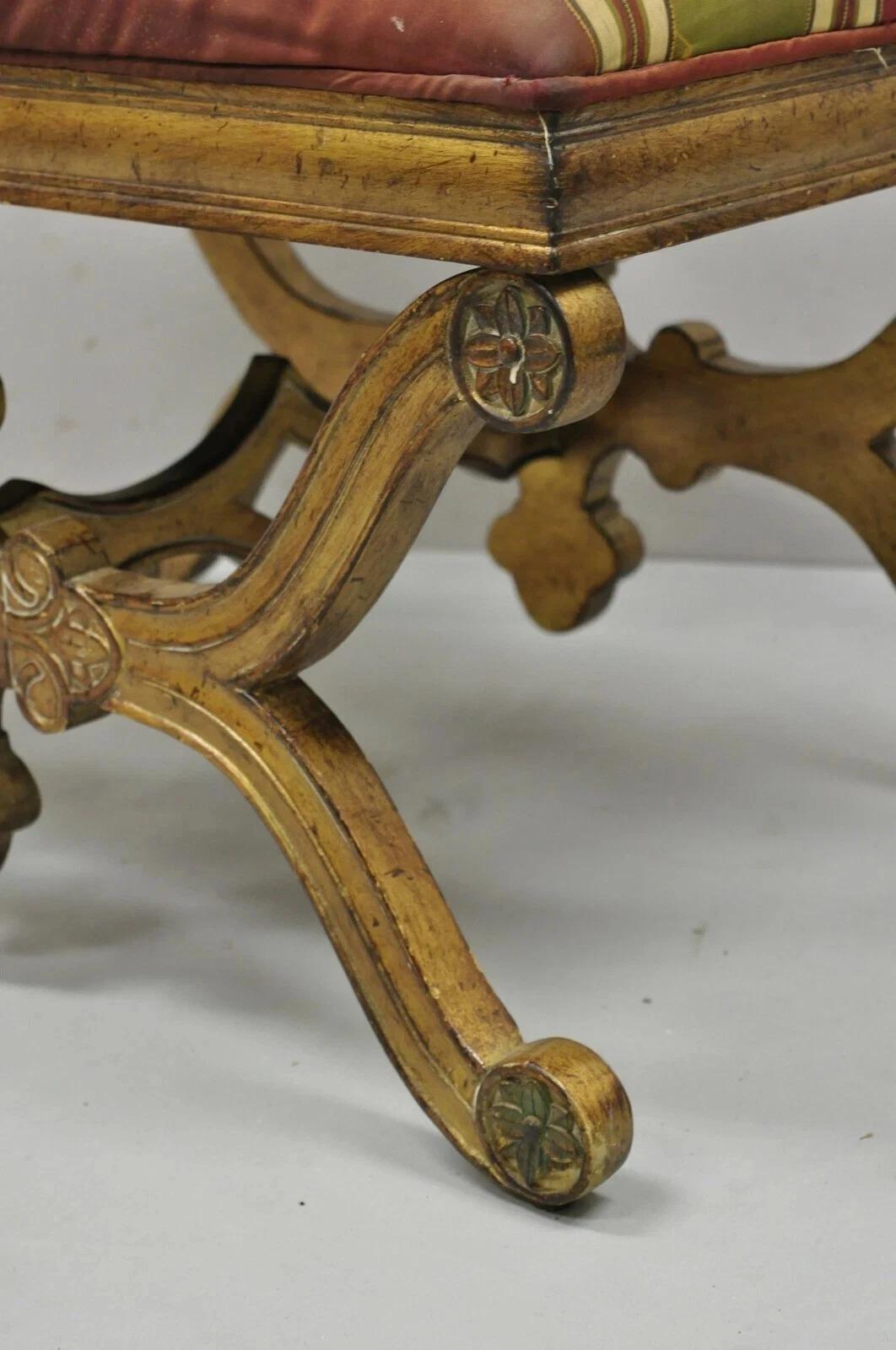 Vieux banc de tabouret Regency espagnol en bois sculpté avec cadre en X et tapissé d'or en vente 4