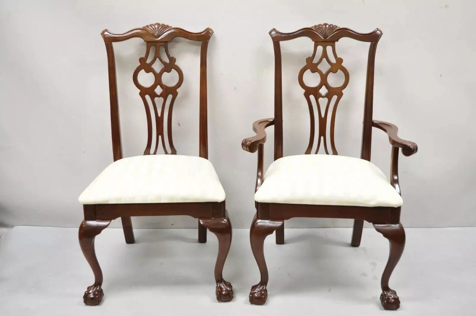 Set di 6 sedie da pranzo vintage in legno di ciliegio Drew Chippendale. L'offerta comprende (4) sedie laterali, (2) poltrone, bellissime venature del legno, dettagli ben intagliati, etichetta originale, piedi a sfera e artiglio intagliati,