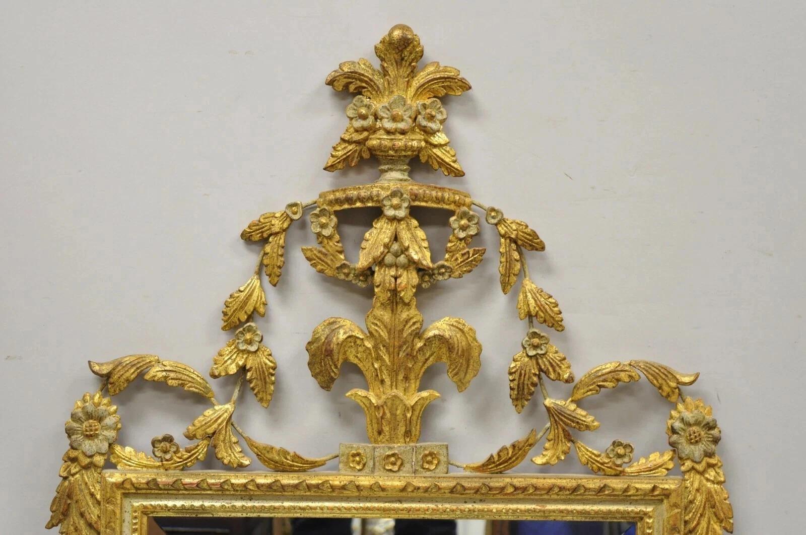 Vintage Adams Style Italian Carved Gold Giltwood Leafy Scroll Wall Mirror. L'objet présente des volutes feuillues en bois sculpté, des accents floraux sculptés, une finition dorée, un très bel objet vintage, un artisanat italien de qualité. Circa