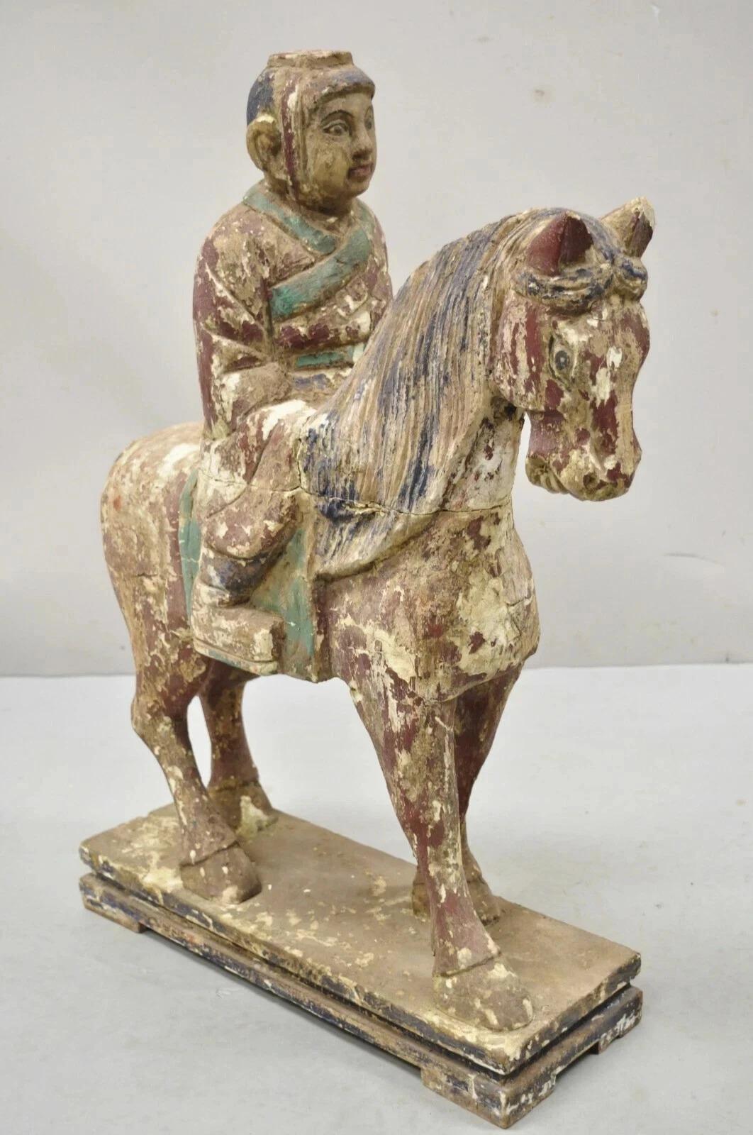 Scultura di cavallo e cavaliere Tang in legno scolpito in policromia cinese. L'oggetto presenta un timbro di cera sul retro, una perdita di vernice desiderabile in tutta la struttura, una struttura in legno massiccio, una finitura rovinata e