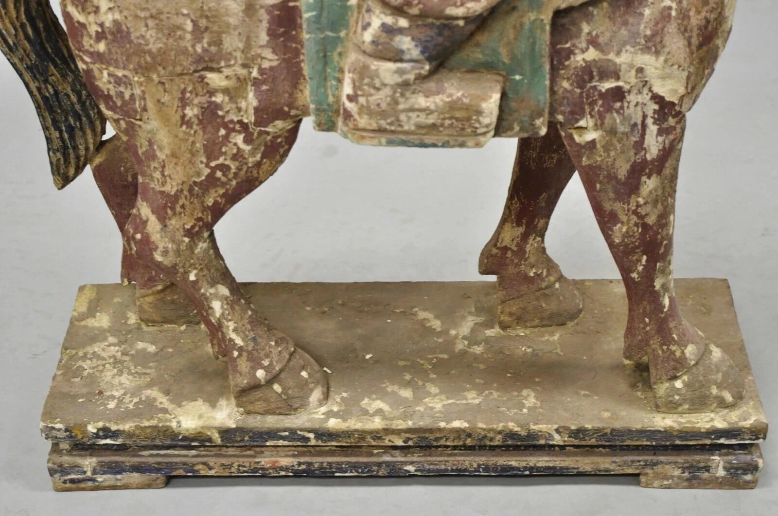 XX secolo Scultura di cavallo e cavaliere Tang in legno intagliato in policromia cinese in vendita