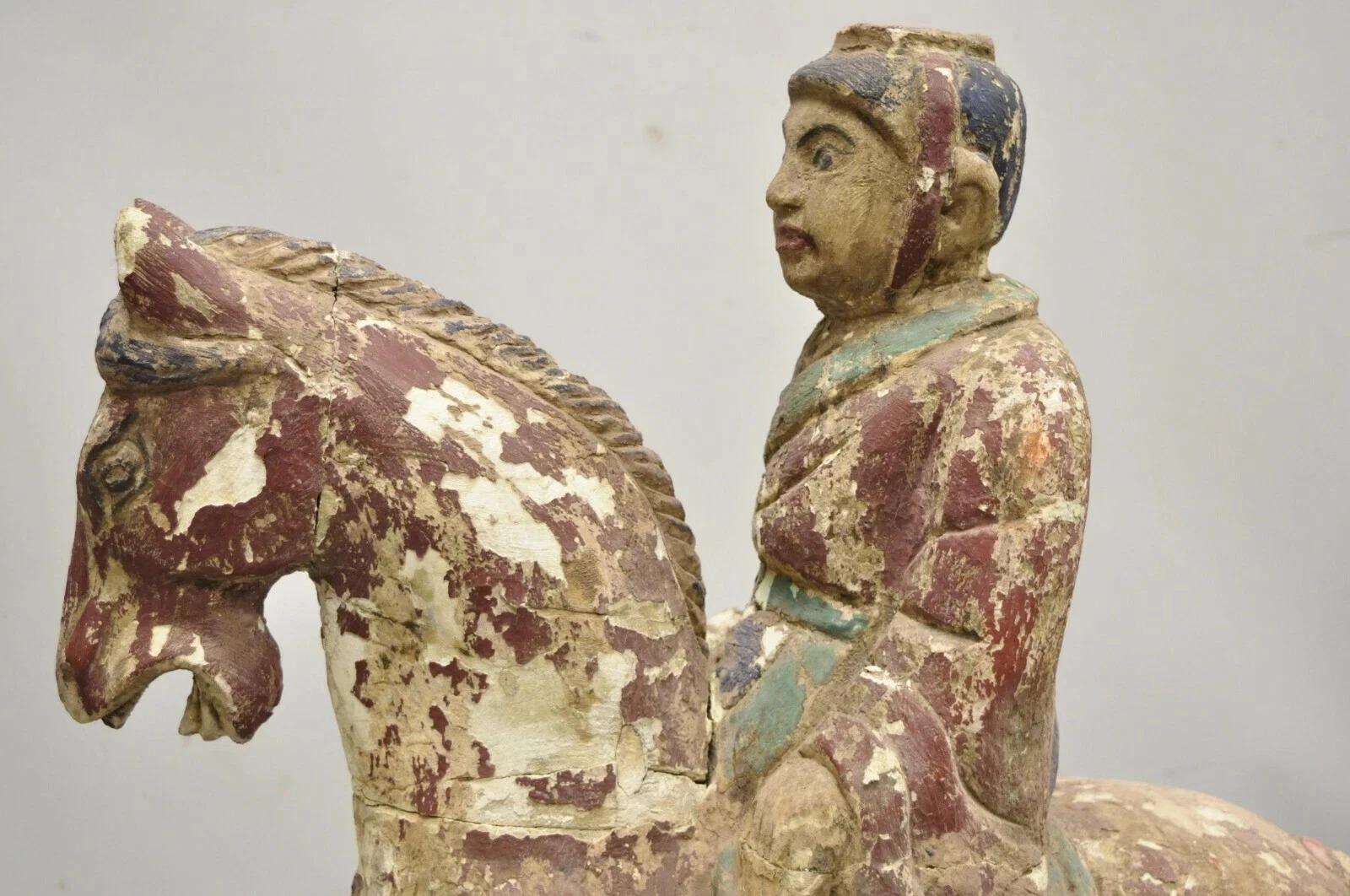 Scultura di cavallo e cavaliere Tang in legno intagliato in policromia cinese in vendita 3