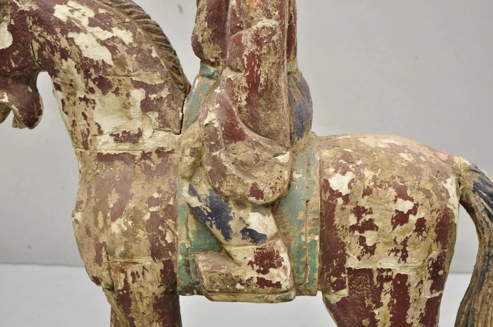 Scultura di cavallo e cavaliere Tang in legno intagliato in policromia cinese in vendita 4