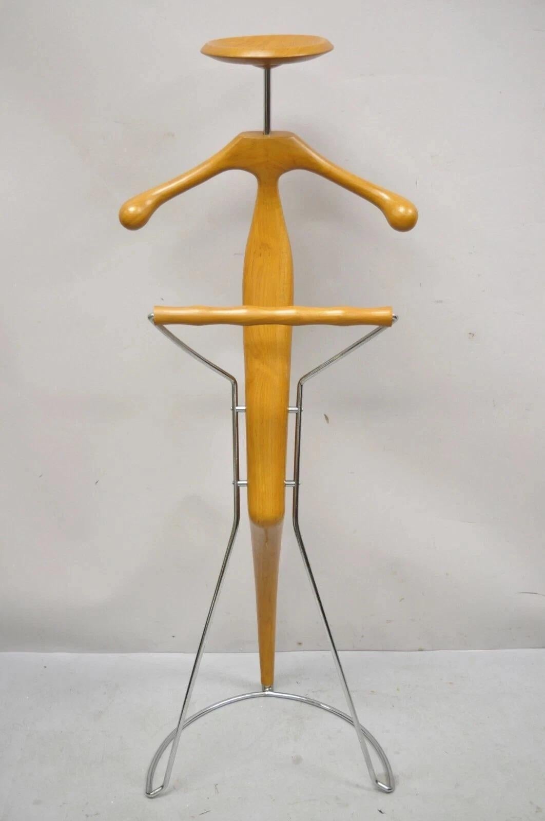 Valigetta per abiti in legno di noce scolpito e cromo di Porada. L'articolo in questione è stato progettato dal team di architetti italiani Maurizio Marconato & Terry Zappa, con un artigianato italiano di qualità e una forma scultorea ed elegante.