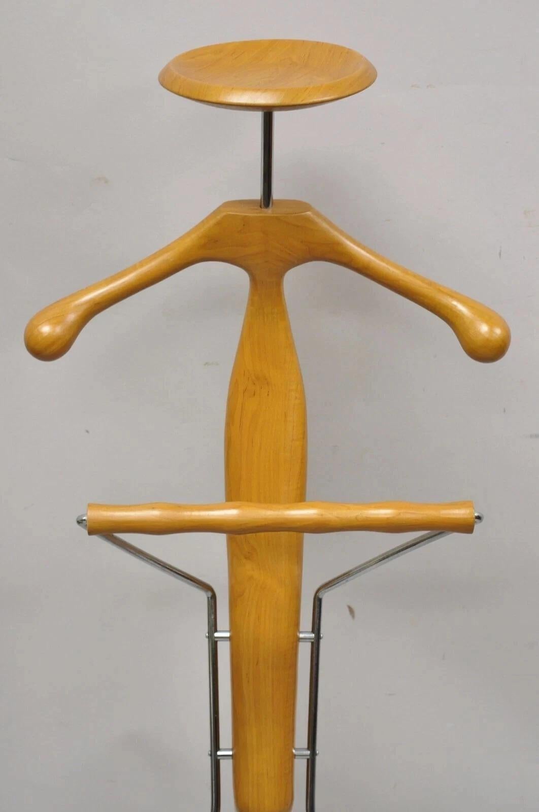 Mid-Century moderno Valigetta per abiti in legno di noce scolpito e cromo di Porada, post moderna in vendita