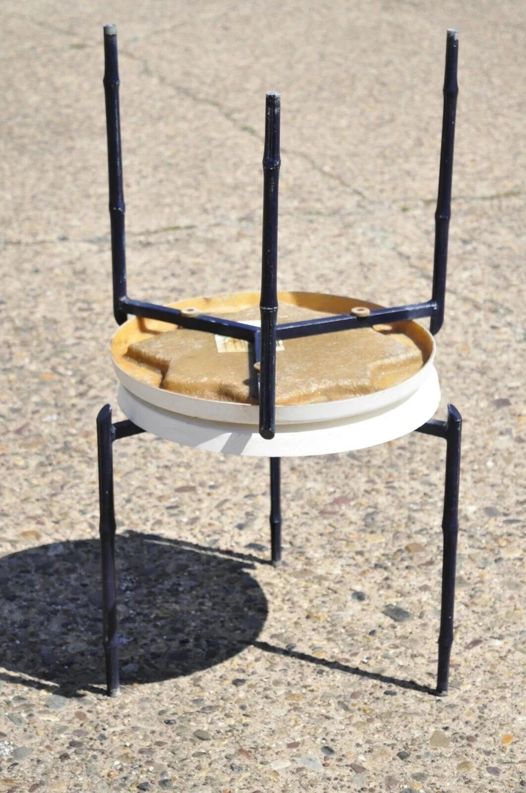 Tavolini vintage in alluminio finto bambù rotondi in fibra di vetro per piscina - una coppia In condizioni buone in vendita a Philadelphia, PA
