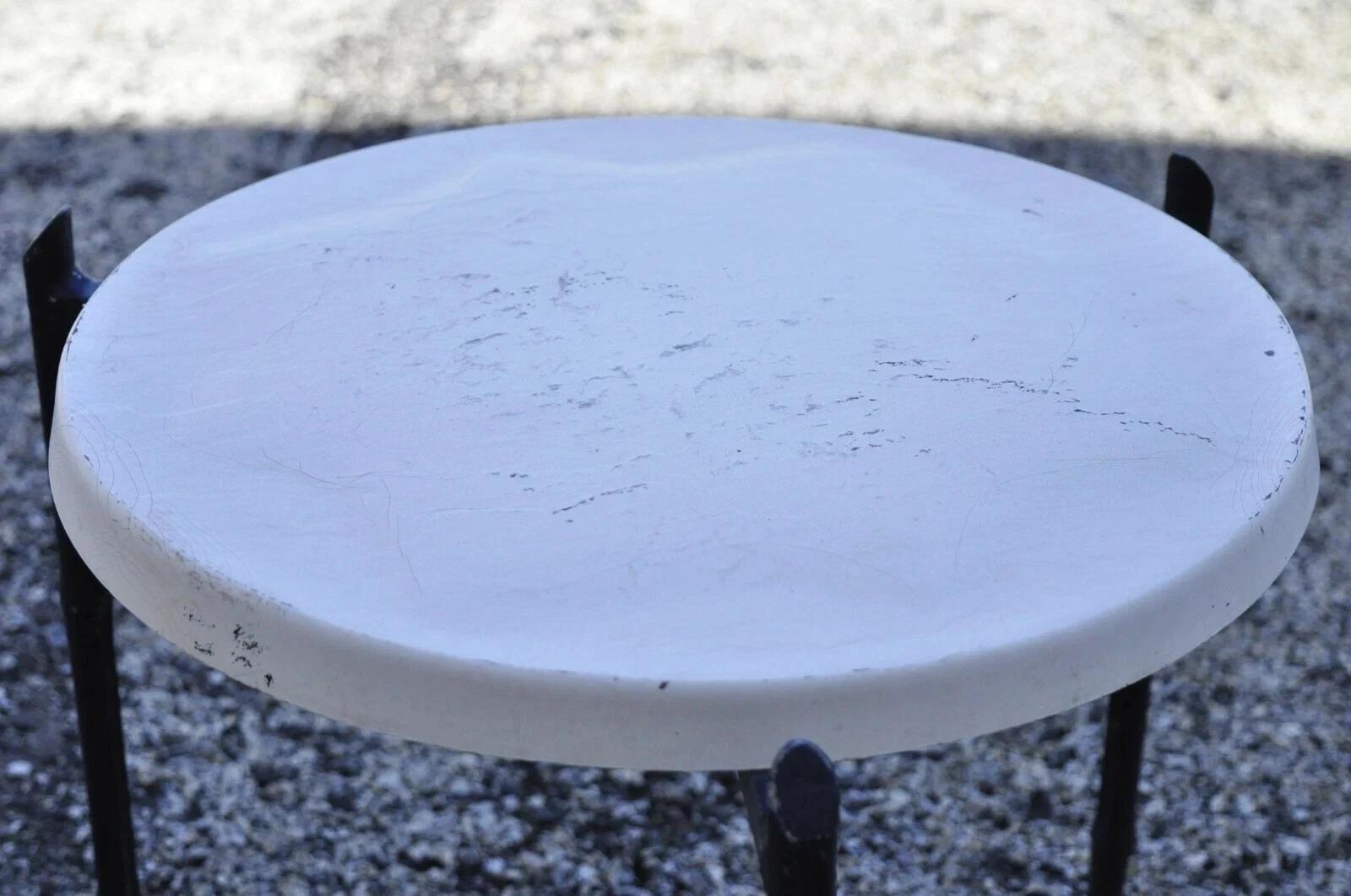 Alluminio Tavolini vintage in alluminio finto bambù rotondi in fibra di vetro per piscina - una coppia in vendita