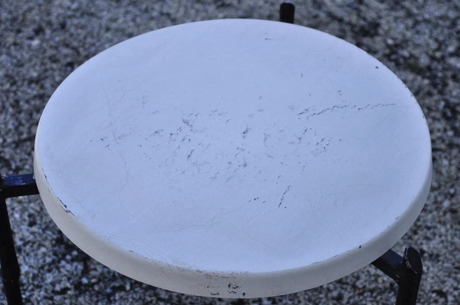 XX secolo Tavolini vintage in alluminio finto bambù rotondi in fibra di vetro per piscina - una coppia in vendita