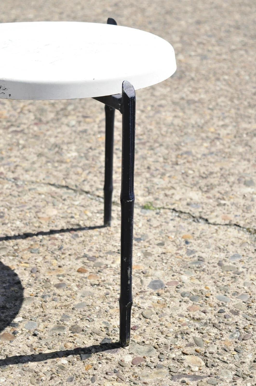 Mid-Century moderno Tavolini vintage in alluminio finto bambù rotondi in fibra di vetro per piscina - una coppia in vendita