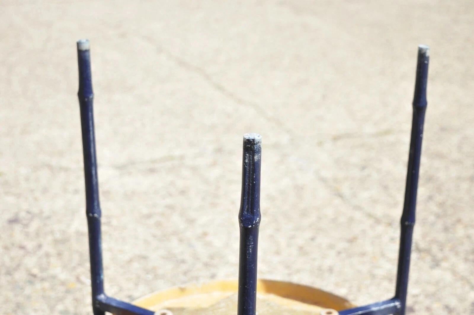 Tavolini vintage in alluminio finto bambù rotondi in fibra di vetro per piscina - una coppia in vendita 2