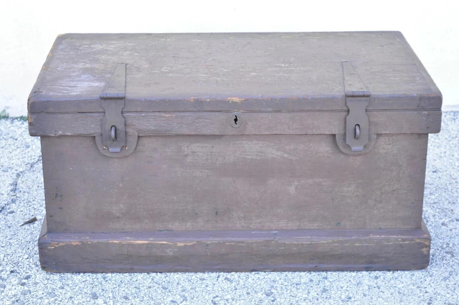 Antico baule militare in legno dipinto di marrone Campaigner. L'articolo è dotato di ferramenta in ghisa, interni rivestiti in metallo stagnato, struttura in legno massiccio, finitura marrone dipinta a fuoco, un oggetto antico molto bello. Circa