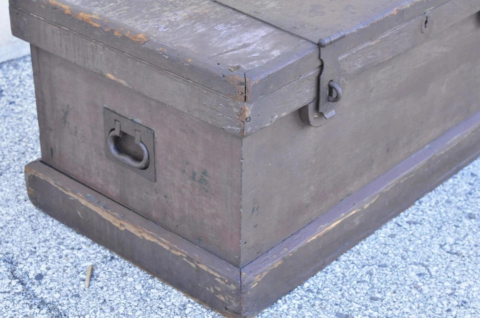 Metallo Antico baule per coperte militare in legno dipinto di marrone Campaigner in vendita