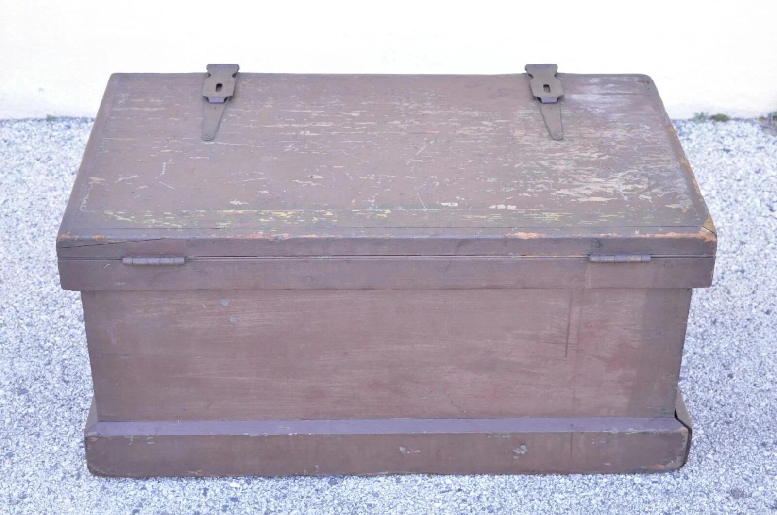 Antico baule per coperte militare in legno dipinto di marrone Campaigner in vendita 5
