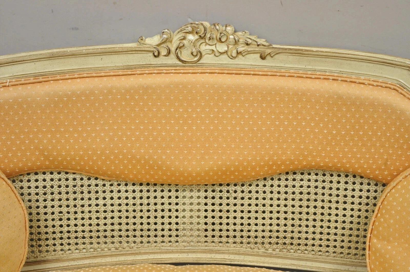 Luigi XV Vintage French Louis XV Victorian Style Small Cream Painted Settee Loveseat Sofà in vendita