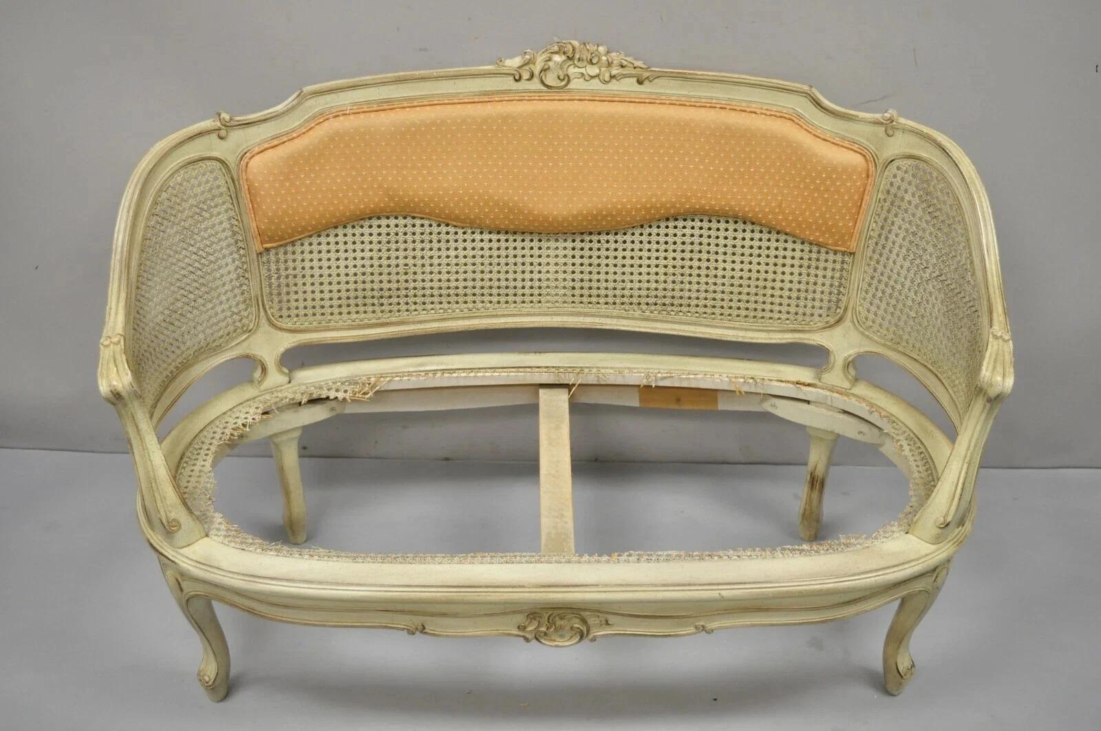 Sconosciuto Vintage French Louis XV Victorian Style Small Cream Painted Settee Loveseat Sofà in vendita