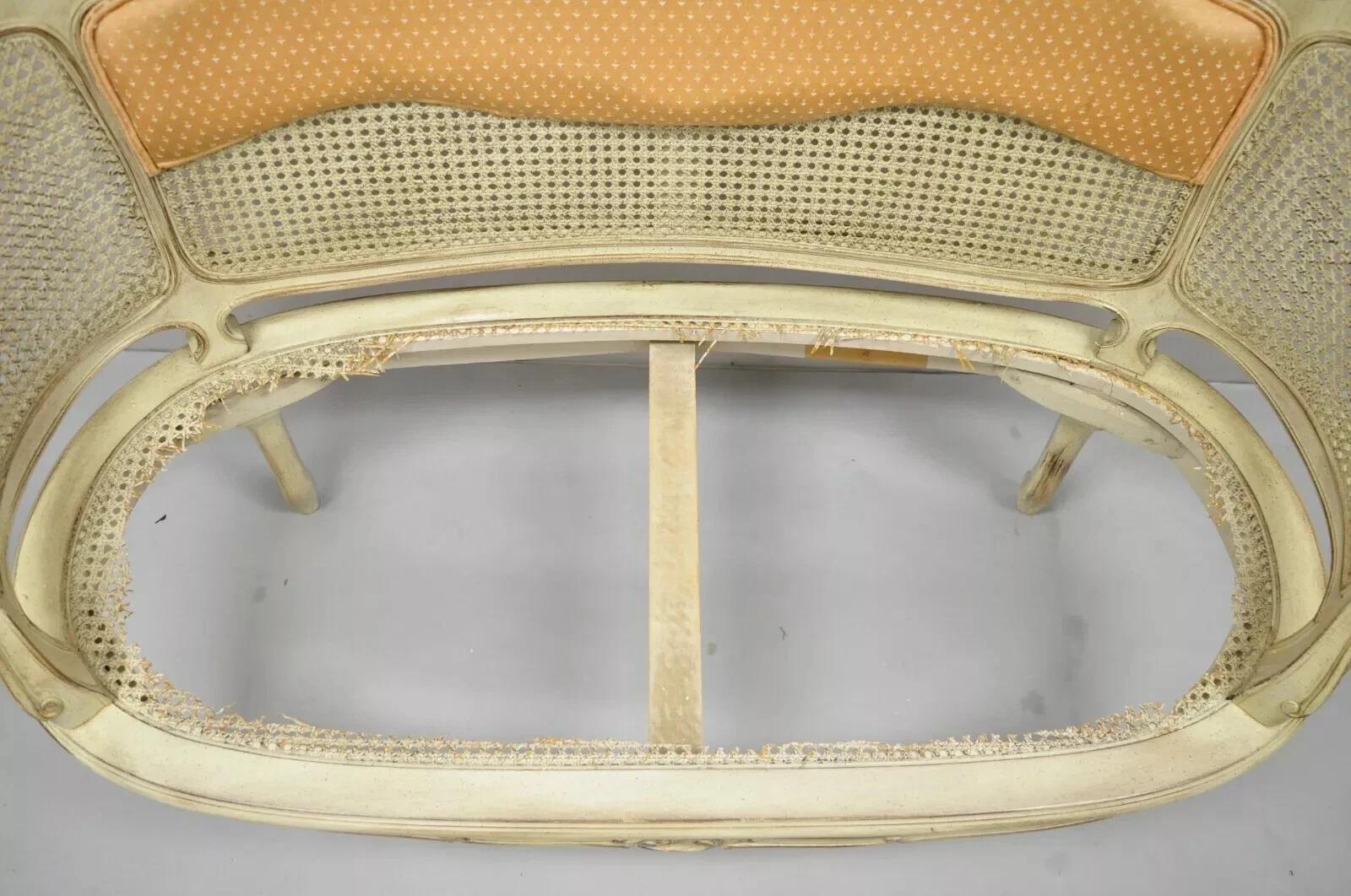 Vintage French Louis XV Victorian Style Small Cream Painted Settee Loveseat Sofà In condizioni buone in vendita a Philadelphia, PA