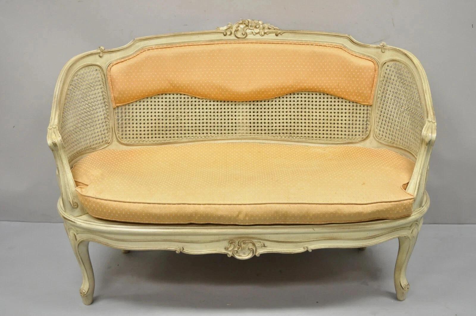 Vintage French Louis XV Victorian Style Small Cream Painted Settee Loveseat Sofà in vendita 2