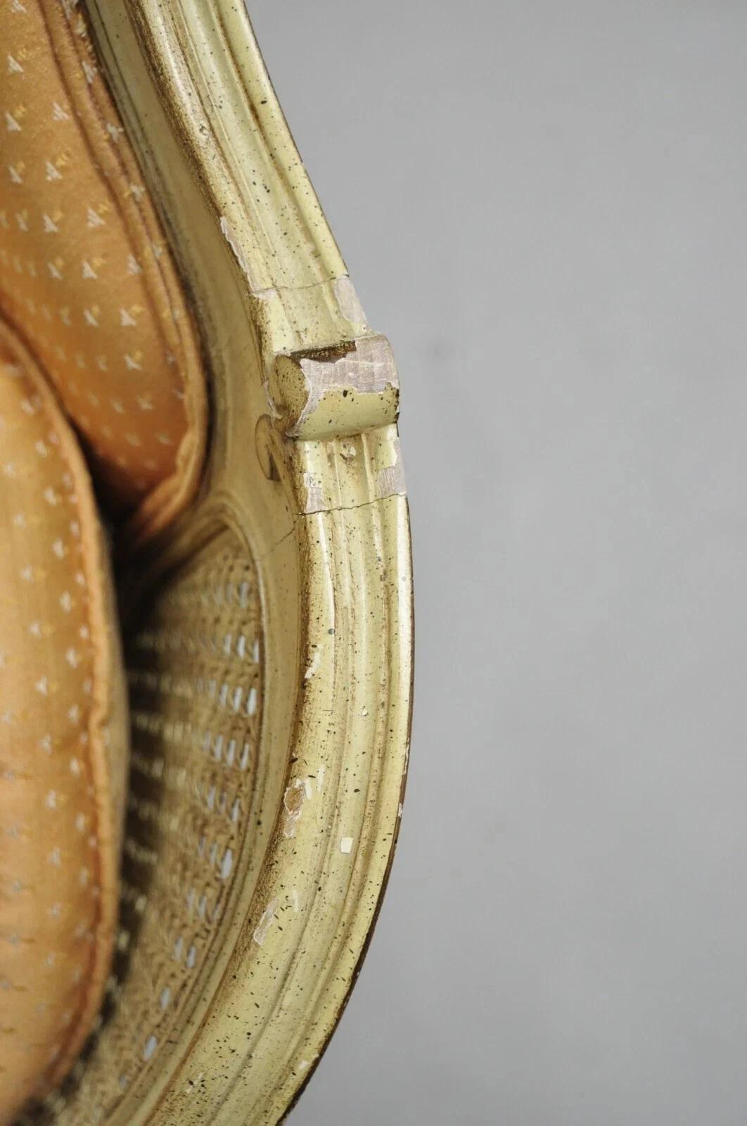 Vintage French Louis XV Victorian Style Small Cream Painted Settee Loveseat Sofà in vendita 1