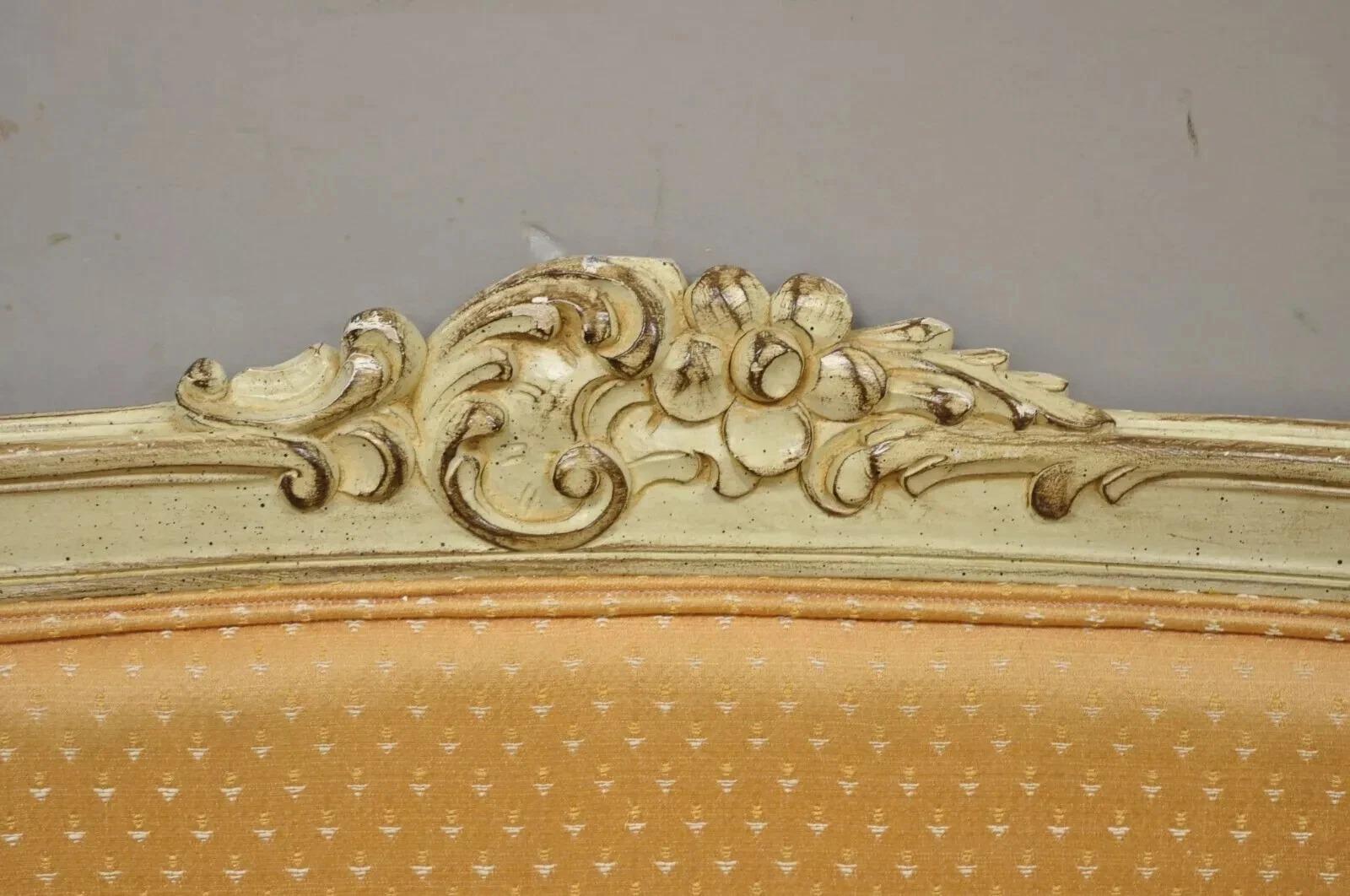 Vintage French Louis XV Victorian Style Small Cream Painted Settee Loveseat Sofà in vendita 5