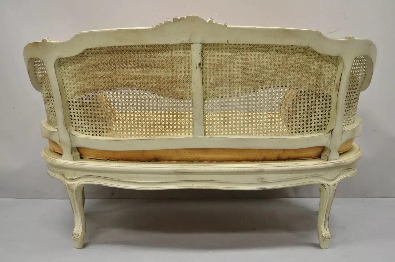 Vintage French Louis XV Victorian Style Small Cream Painted Settee Loveseat Sofà in vendita 3