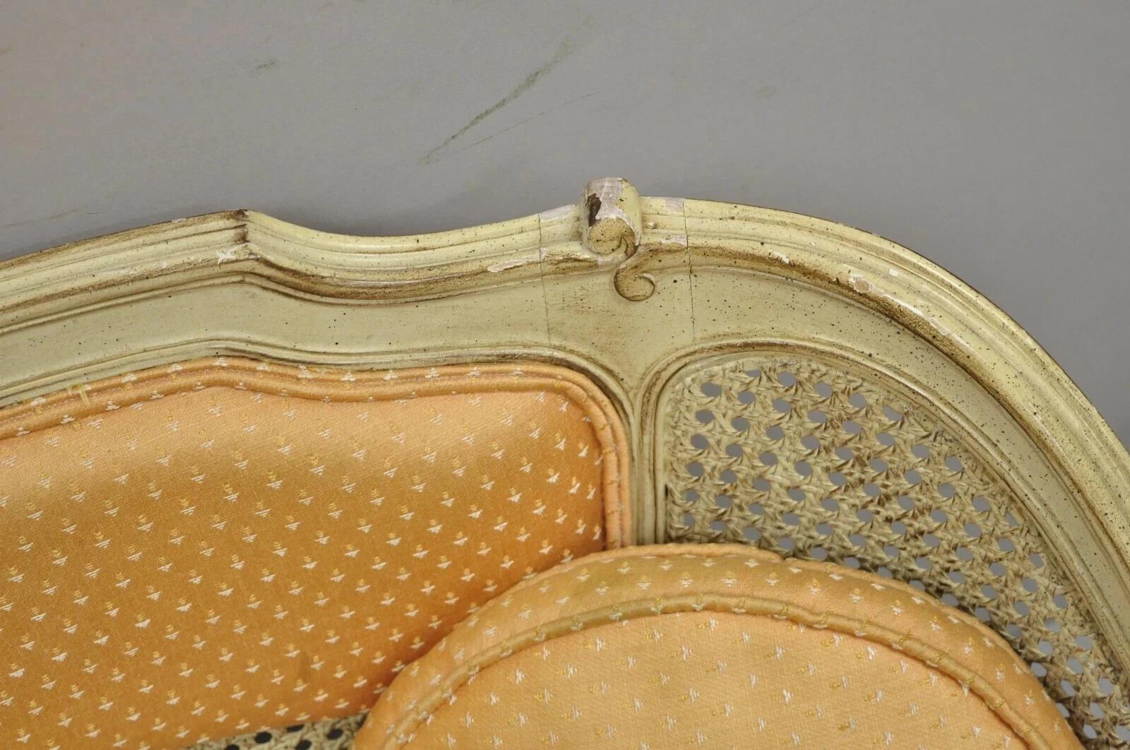 Vintage French Louis XV Victorian Style Small Cream Painted Settee Loveseat Sofà in vendita 4
