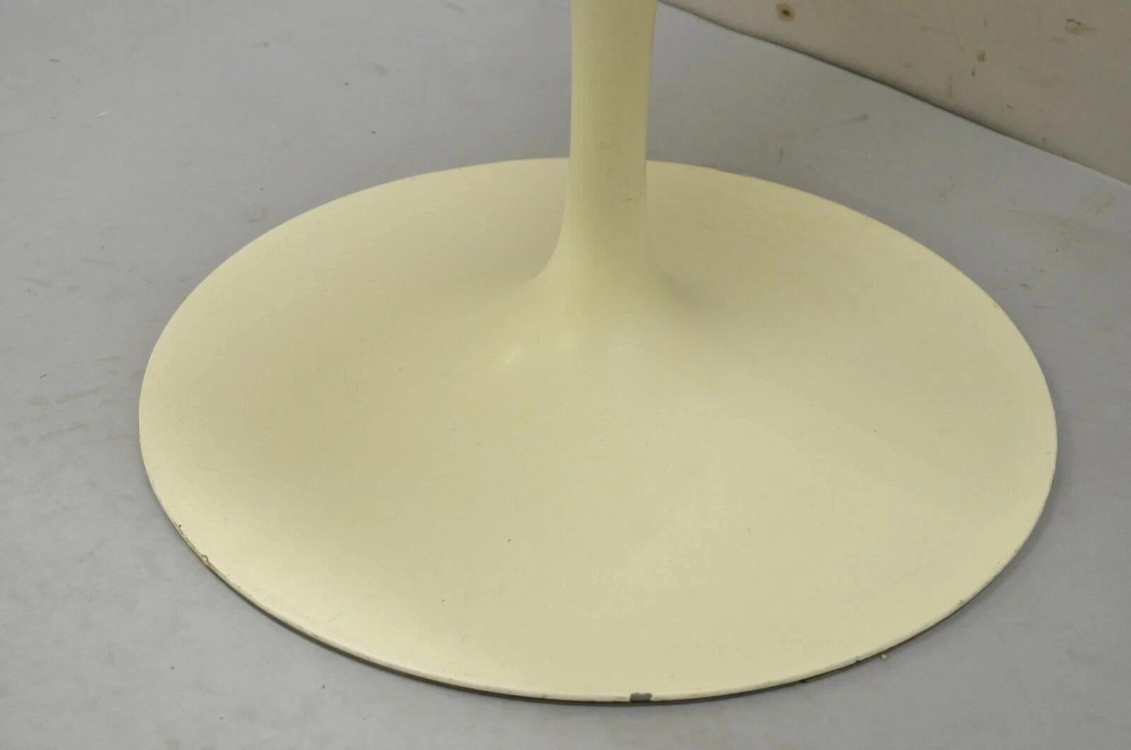 Poltrona Tulip Vintage Knoll Eero Saarinen in fibra di vetro rossa imbottita In condizioni buone in vendita a Philadelphia, PA