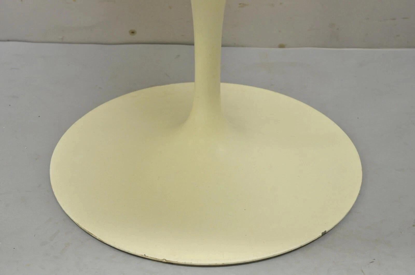 Sconosciuto Poltrona Tulip Vintage Knoll Eero Saarinen in fibra di vetro rossa imbottita in vendita
