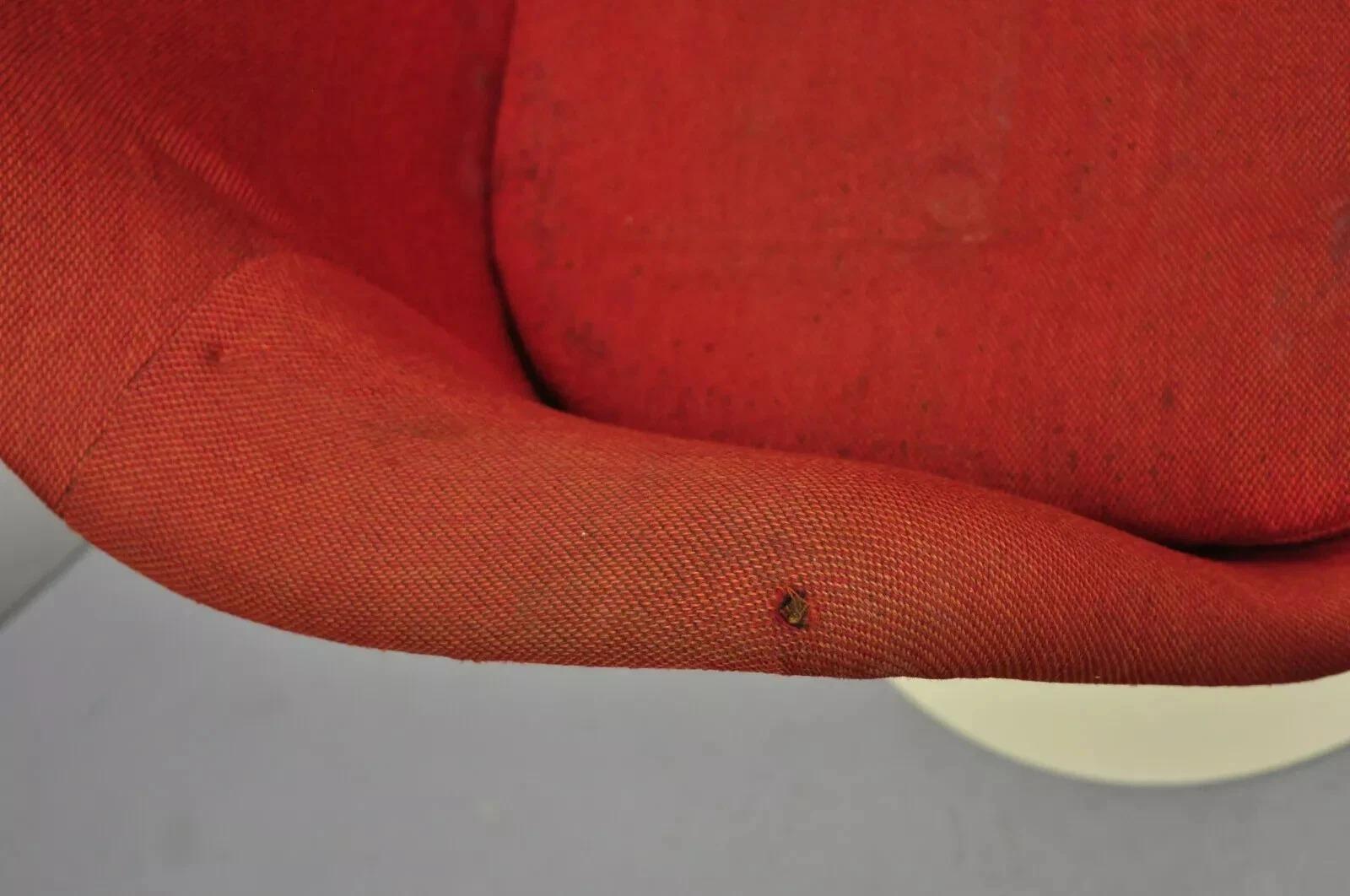 Tessuto Poltrona Tulip Vintage Knoll Eero Saarinen in fibra di vetro rossa imbottita in vendita