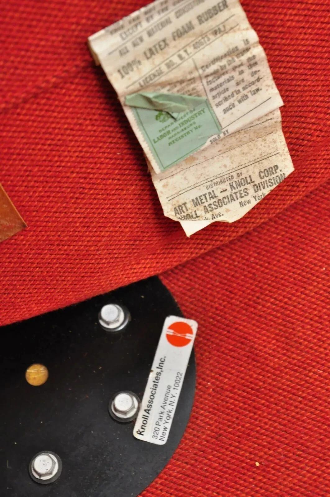 Poltrona Tulip Vintage Knoll Eero Saarinen in fibra di vetro rossa imbottita in vendita 3
