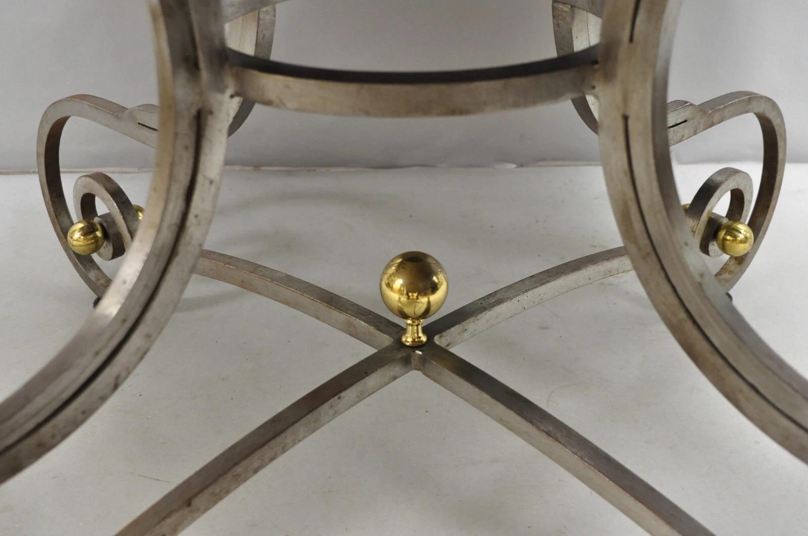 Laiton Table de salle à manger ronde néoclassique Vintage By Steele et Bronze en vente