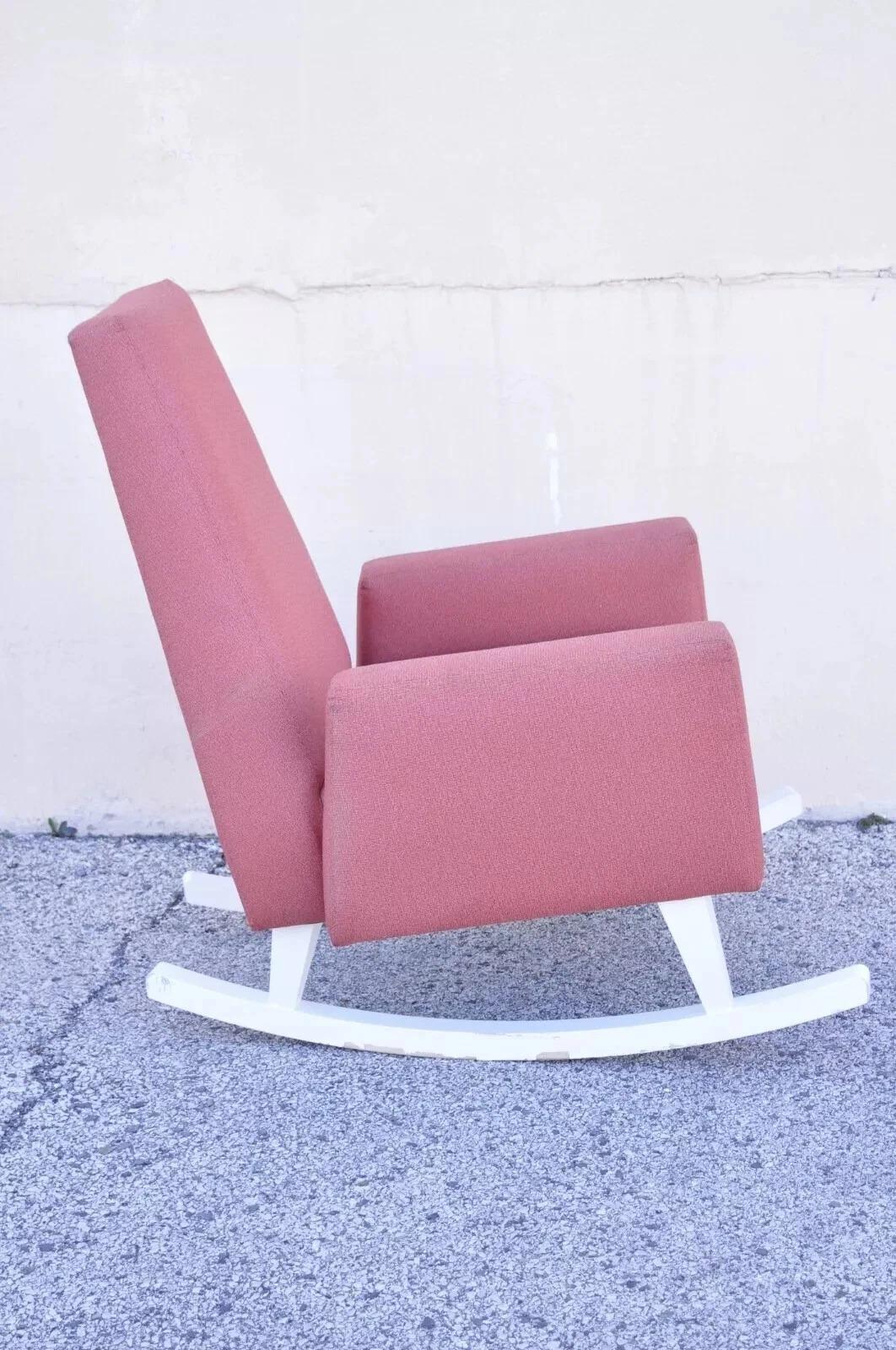 Mid-Century Modern Chaise berçante à bascule sculpturale et tapissée Style Upholstering du milieu du siècle dernier à large cadre en vente