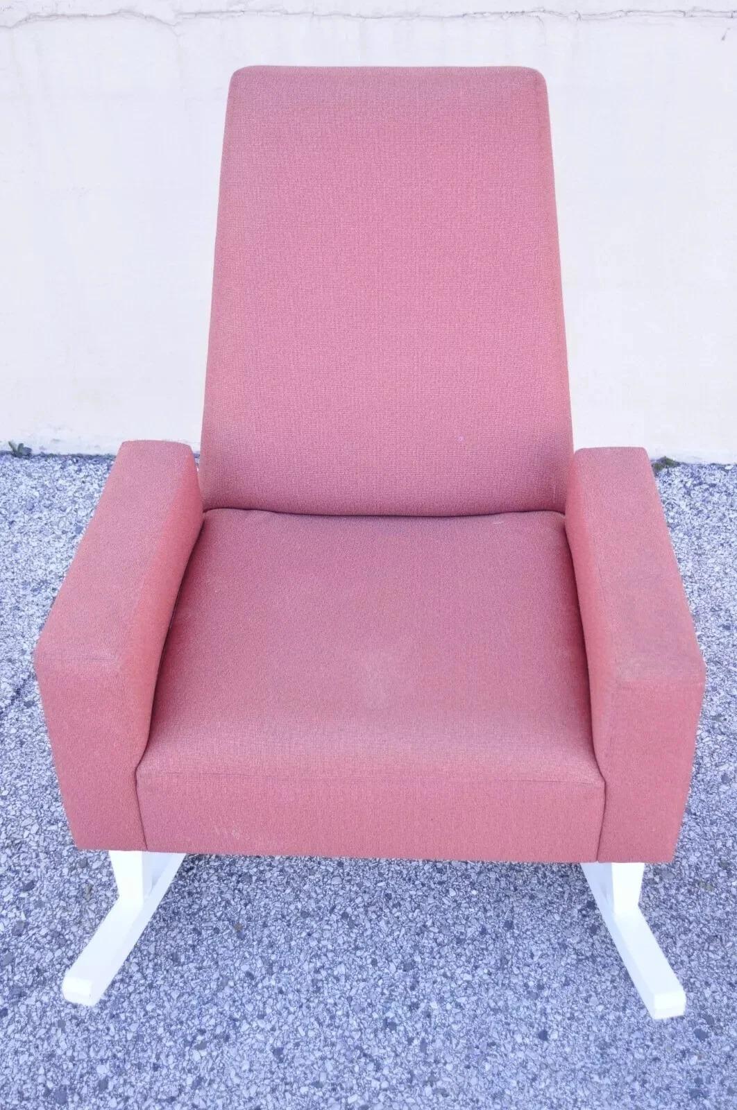 Fauteuil à bascule sculptural et rembourré de style moderne du milieu du siècle. Les caractéristiques de l'article sont une assise large et agréable, un cadre en bois massif, des lignes modernistes épurées, une forme sculpturale élégante. Circa Late